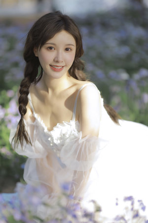 美女洗澡乳胸全身光子嫩肤